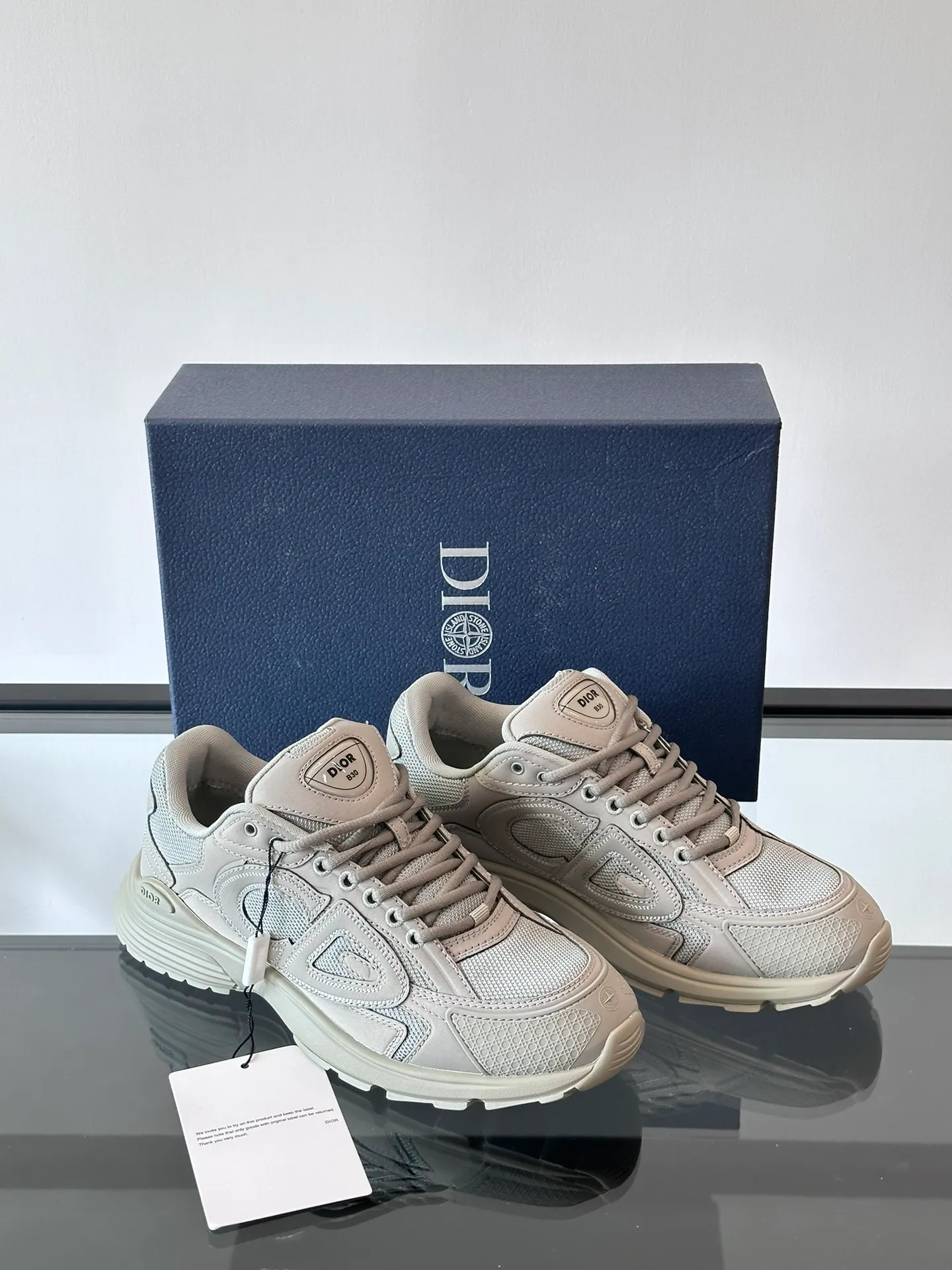 p400《Dio*》Dior B30 series sports shoes, multi-color mesh fabric and multi-color technical fabrics, this season's new B30 low-top sports shoes are one of the flagship styles of the series. Crafted from multicolor mesh and technical fabrics, it's finished with a reflective "CD30" graphic and silver-toned "DIOR B30" and "CD30" logos on the heel and tongue. An extra-light, sculpted rubber sole with signature accents adds style, while internal stretch details create ideal comfort. It can be matched with various casual styles to show a fashionable and modern sports style. Size: 38-44 (45-46 customized)